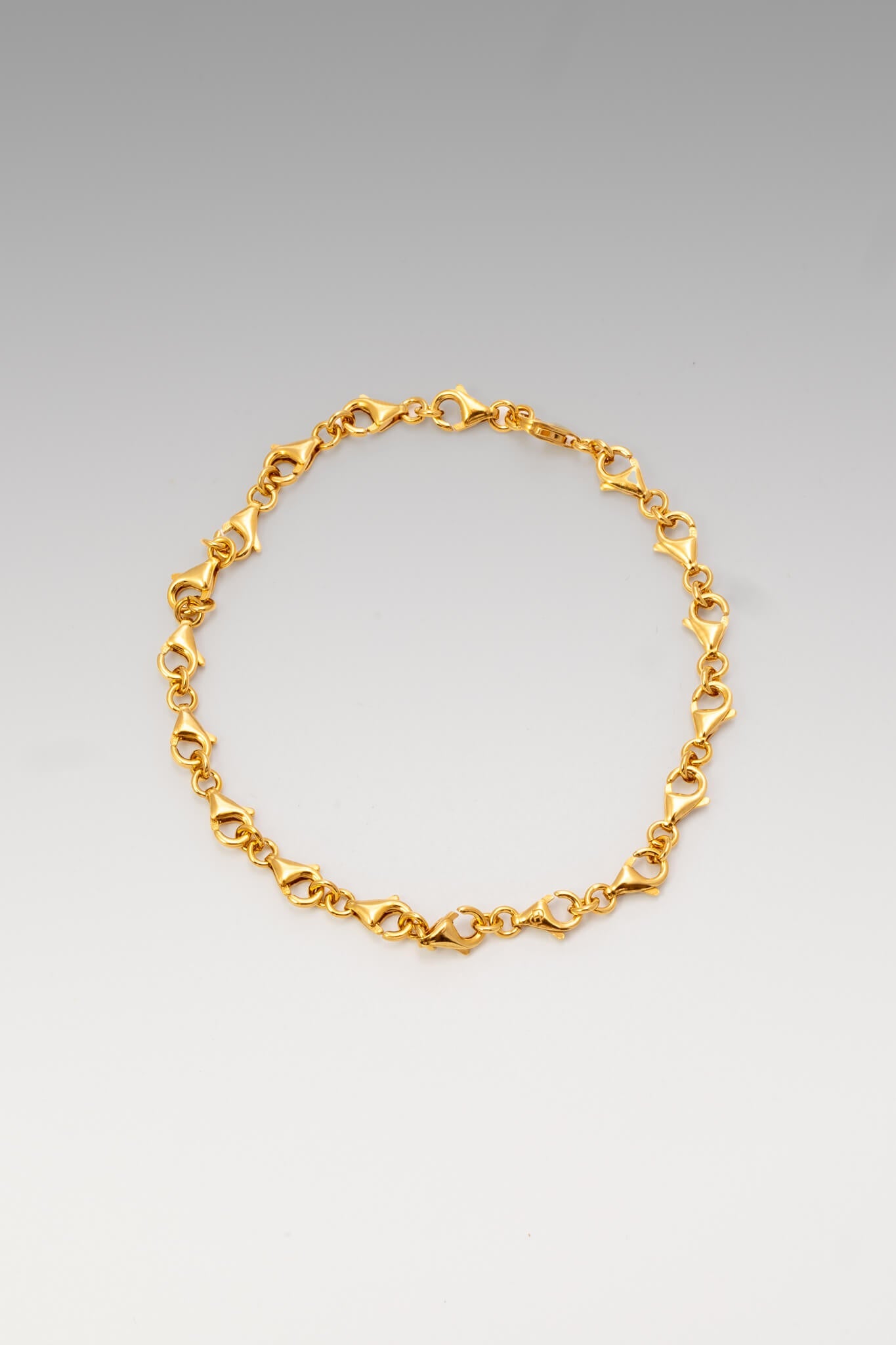 B213_Clasp Bracelet - Gold_L_01