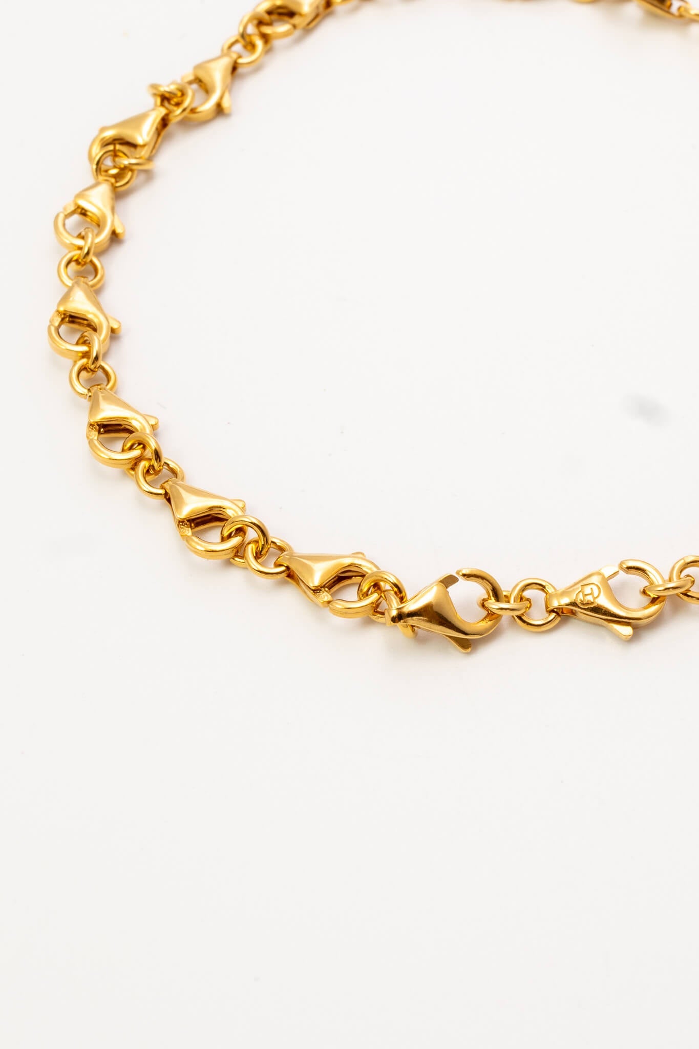 B213_Clasp Bracelet - Gold_L_02