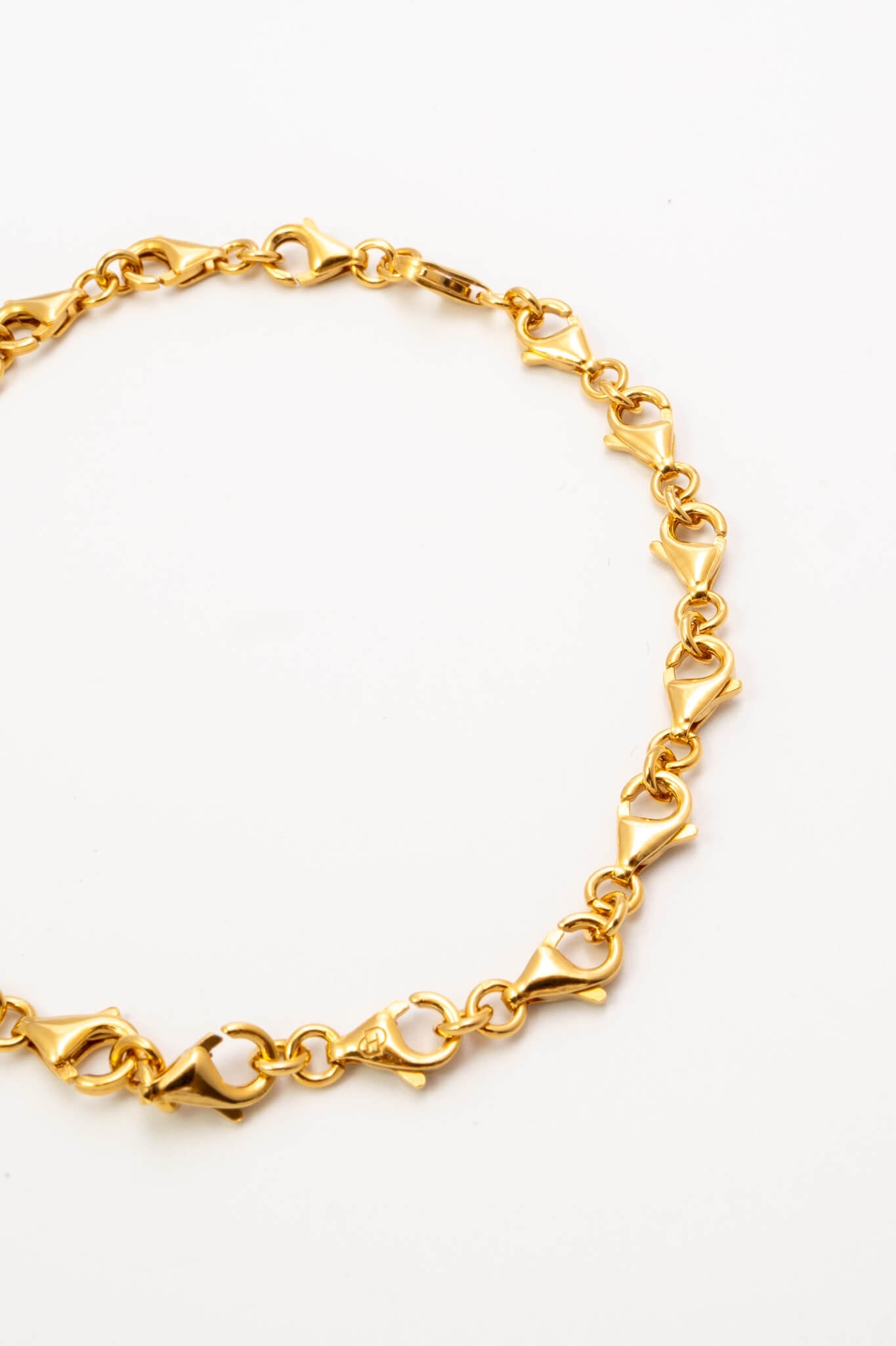 B213_Clasp Bracelet - Gold_L_03