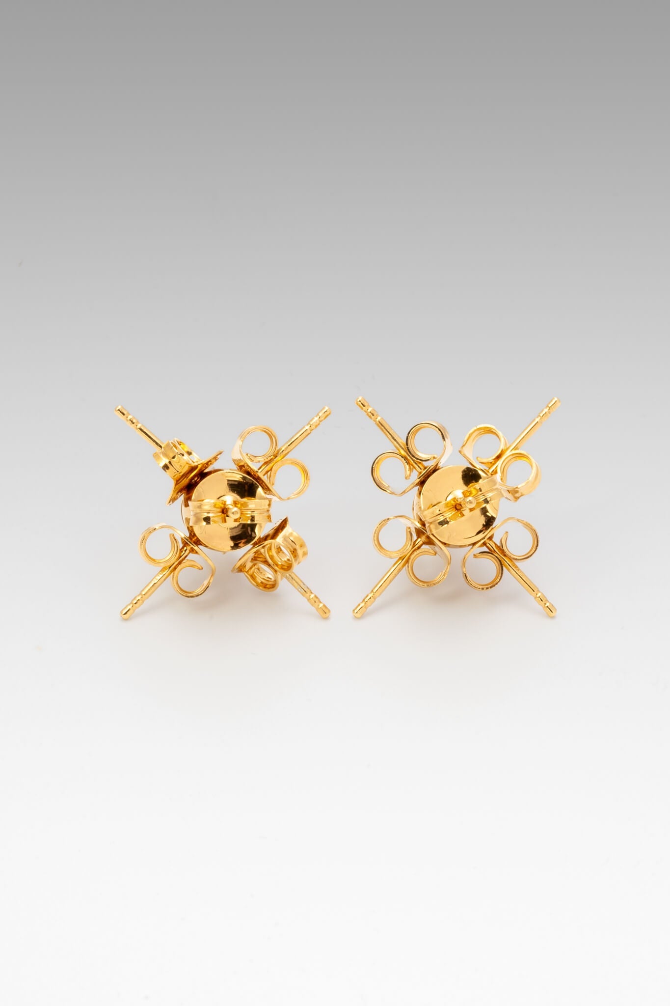 B213_Stud Earrings - Gold_L_01